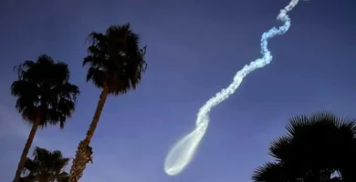 El cohete SpaceX ofrece un espectáculo al atardecer tras despegar desde Vandenberg