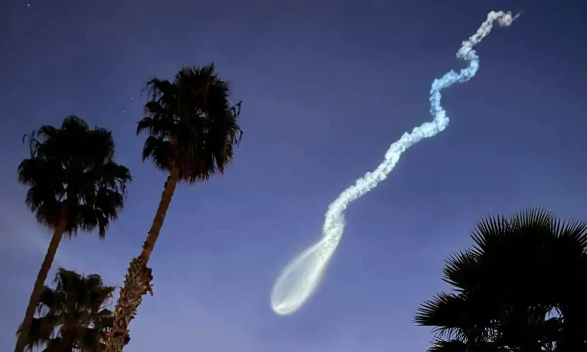 El cohete SpaceX ofrece un espectáculo al atardecer tras despegar desde Vandenberg
